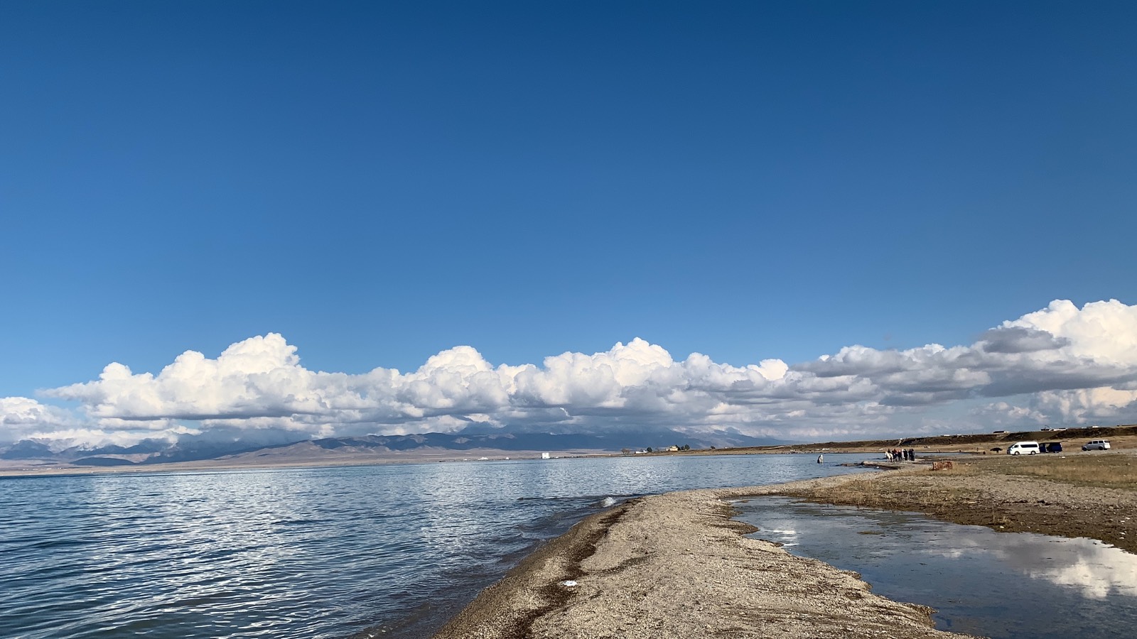 青海湖，藏语名为“措温布”（意为“青色的海”）。位于青藏高原东北部、青