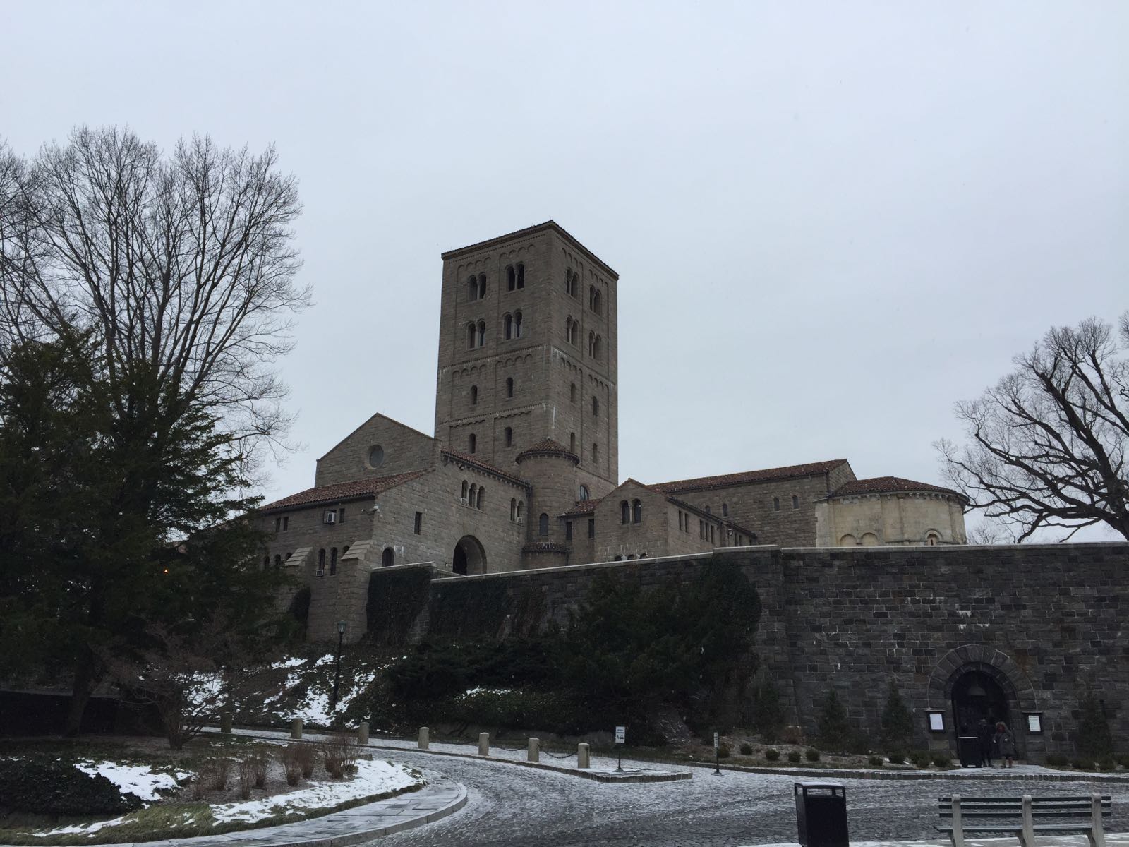去的时候下雪了铺雪的修道院好像瞬间回到中世纪想象着静心修行的僧侣们一边