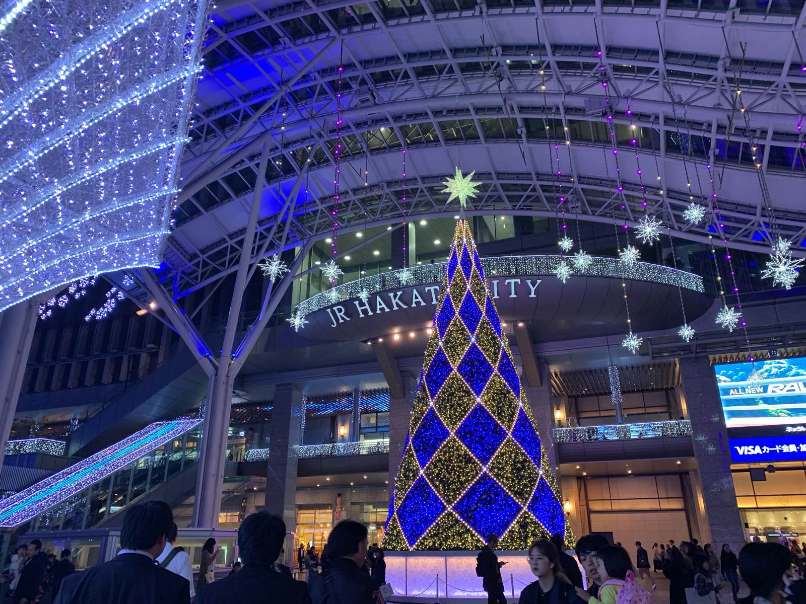 圣诞气氛不要太浓！不知道是不是因为车站没京都站大，感觉人流量比京都站大