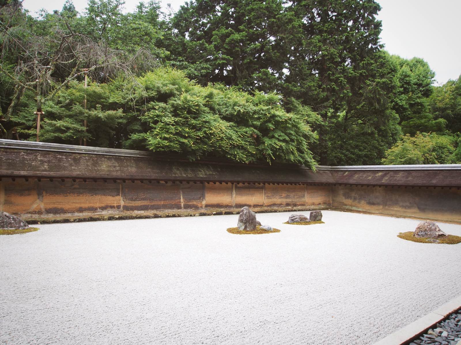 来这里认识了日本的枯木山水园林。小庭院里一共15颗石头，还有一些精心布