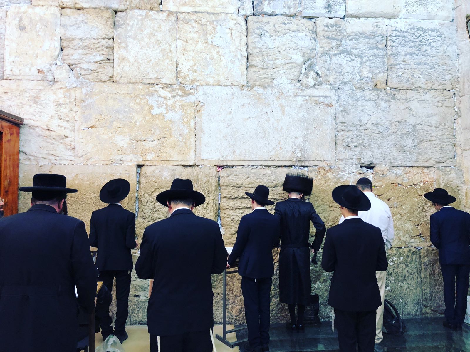 哭墙，犹太教徒至该墙低声祷告，以表示对古神庙的哀悼并期待其恢复的情感…