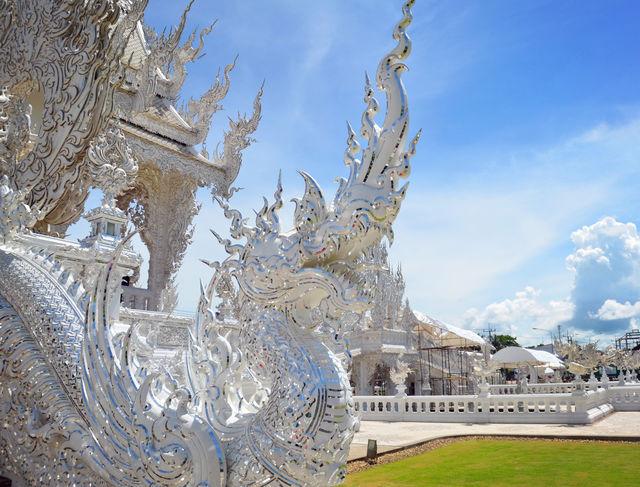 白庙是泰国著名建筑师Mr Chalermchai耗尽毕生心血创造了他人