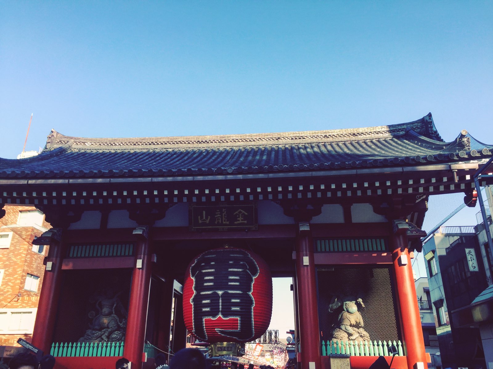 浅草寺是东京都内最古老的寺庙。相传在推古天皇三十六年(公元628年)，