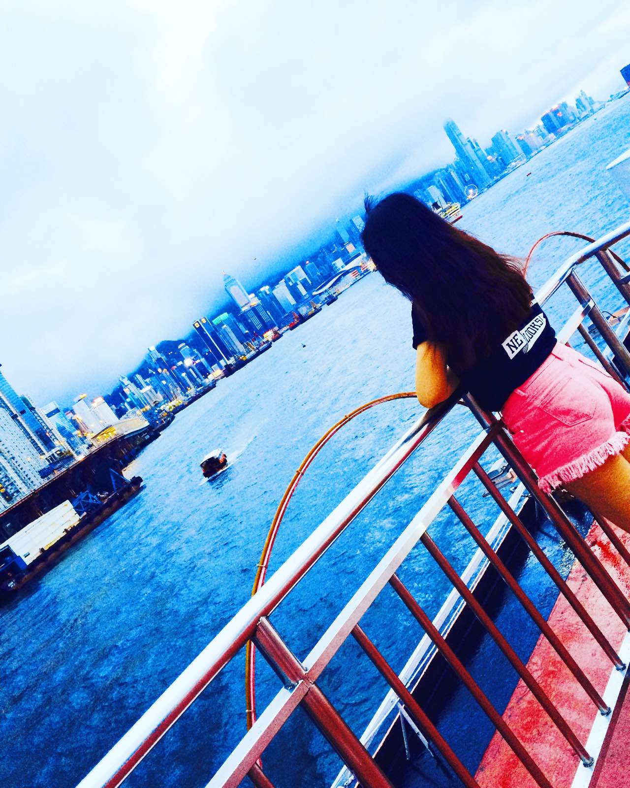 在船上边看维港风景边吃自助餐，简直不要太惬意，还有歪果仁在唱歌，唱的超