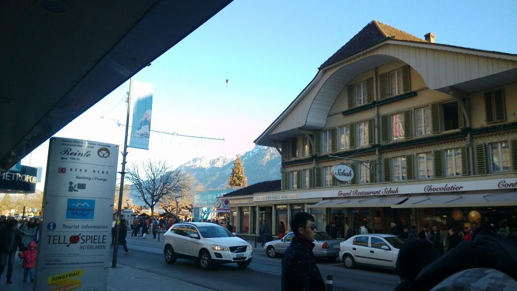 因特拉肯（Interlaken）是欧洲瑞士的一个因“欧洲脊梁”少女峰而