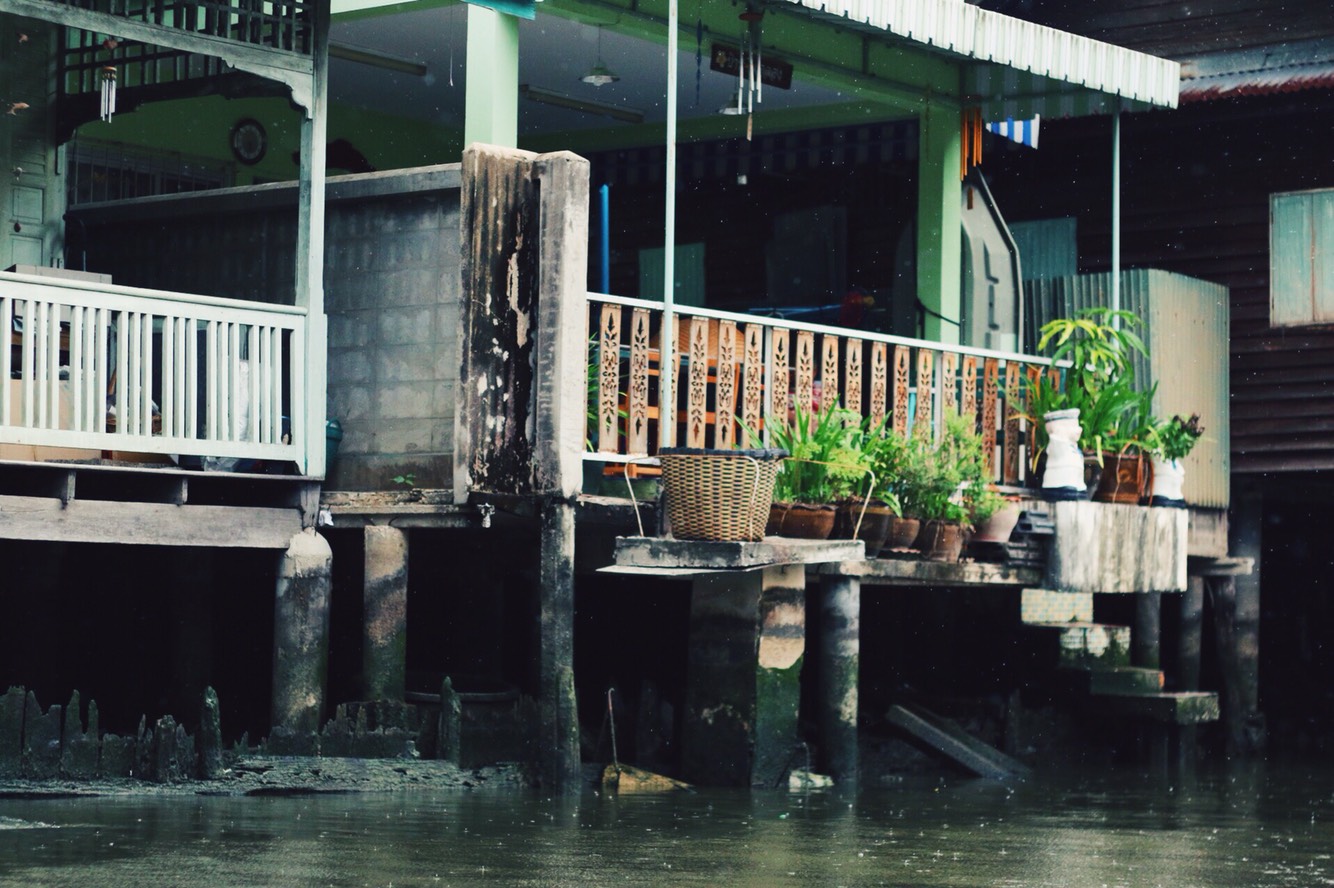 顶着烈日往湄南河边走去，在路边的小店吃了一碗PAD THAI，虽然店主