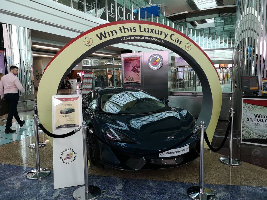 迪拜机场的奢华都体现在候机楼停着的那几辆待抽奖的豪车身上了，R8、帕拉