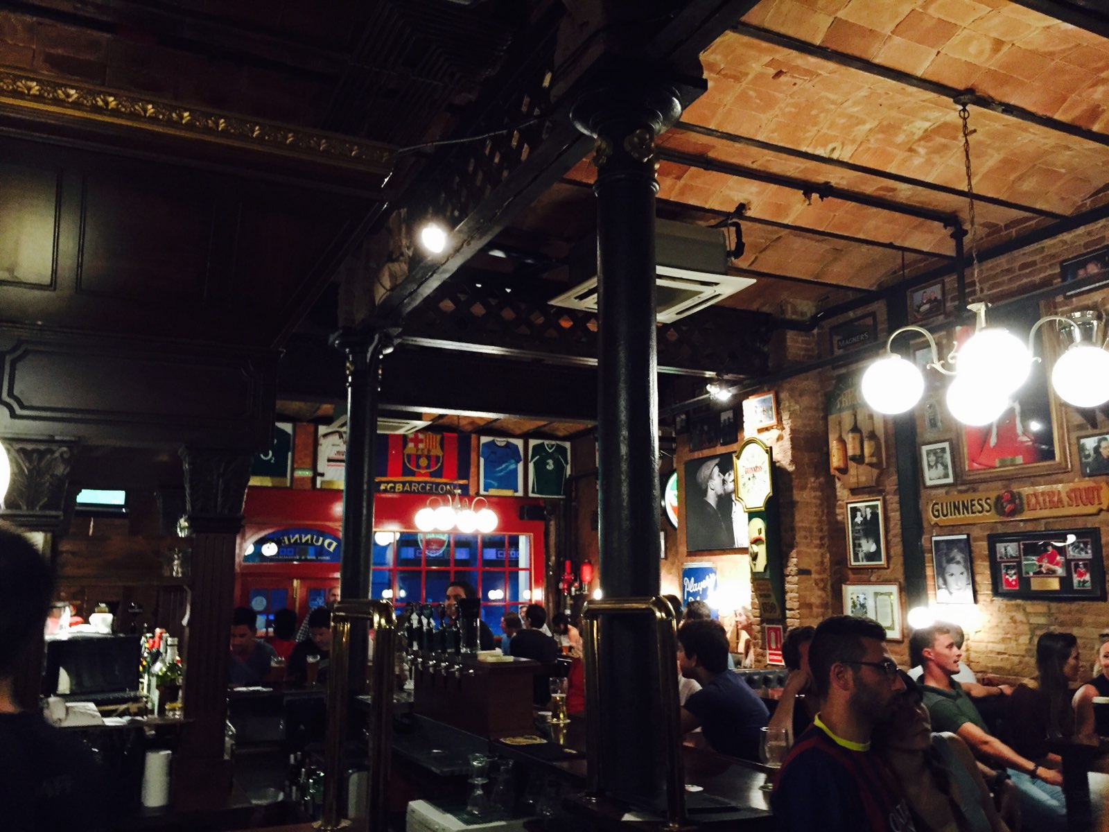 颇具特色的小街巷，在小酒吧里见证了曼联利物浦的双红会和马球王的横空出世