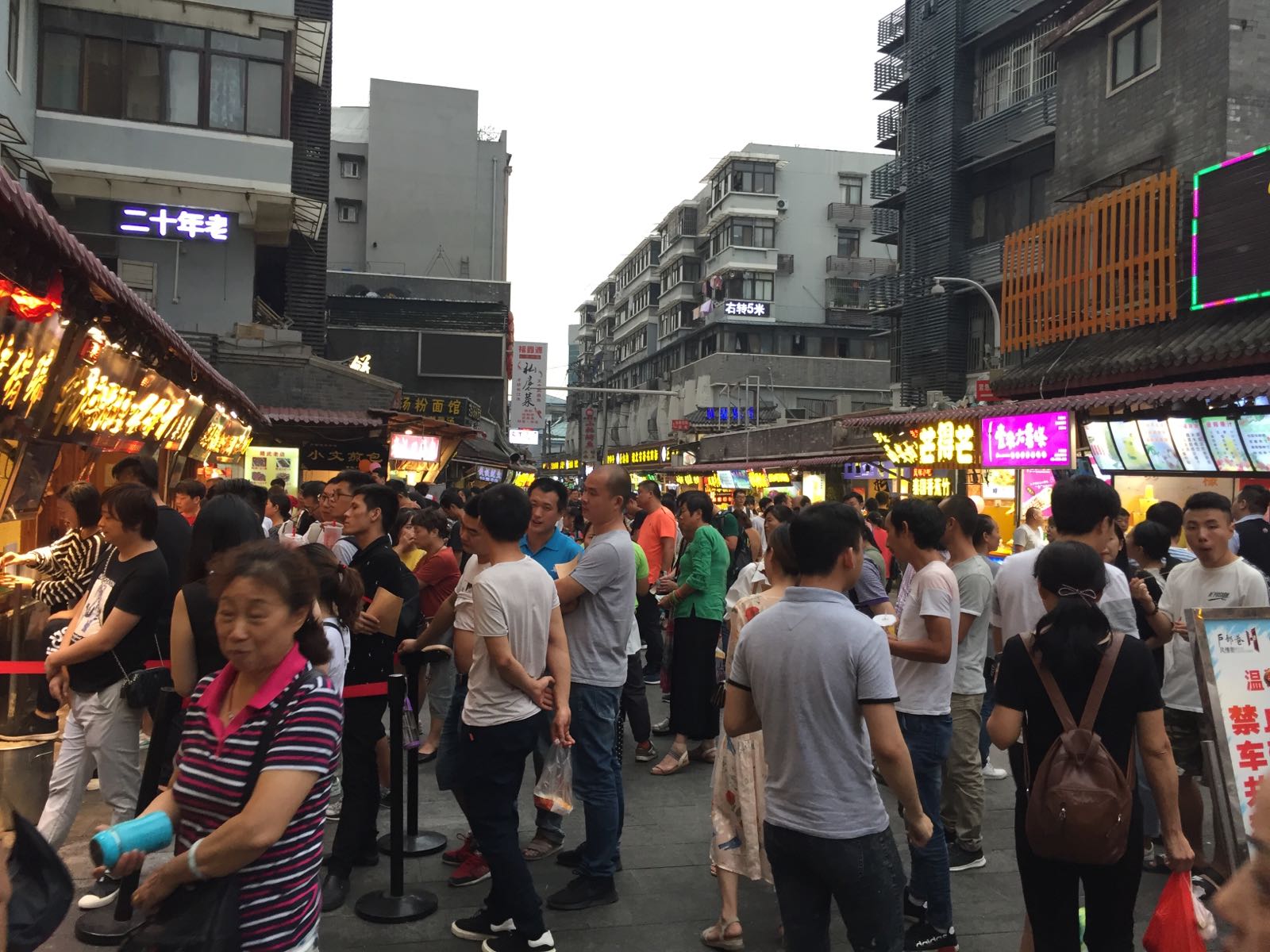 小吃步行街，很多小吃，和北京王府井侧街，西安回民街差不多，东西都不是很