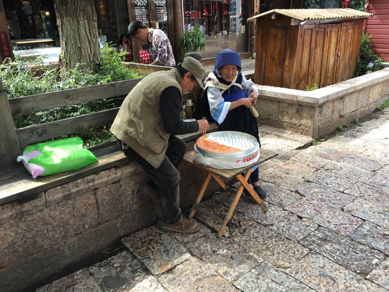古城有很多卖小吃的小摊/纳西族爷爷奶奶做的西米糕/九十多岁看起来依然很