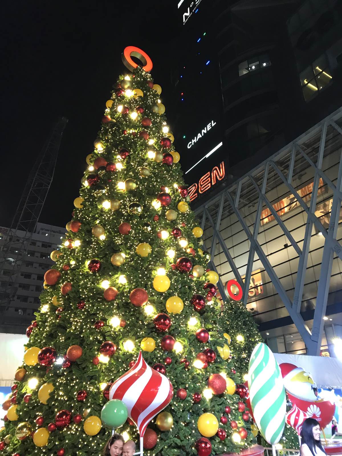 虽然是11月底，但是曼谷的圣诞氛围已经很浓厚了，到处都是圣诞树和各种打