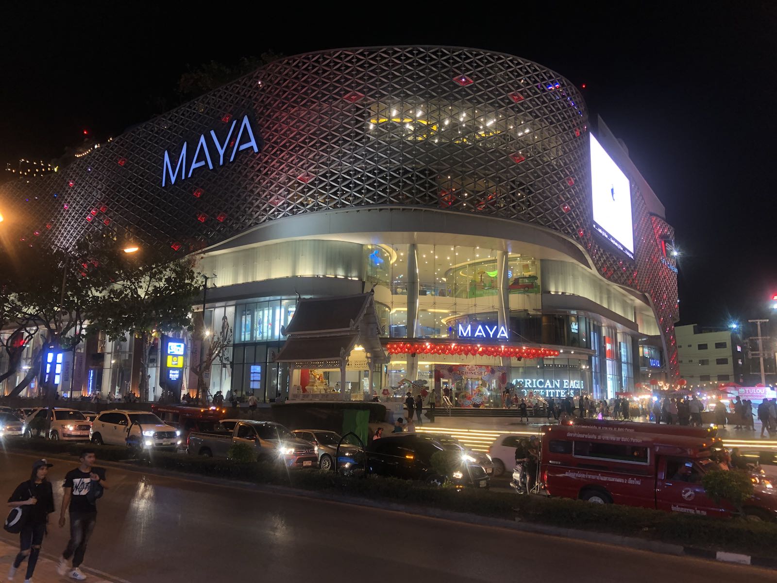 玛雅算是清迈最大的购物中心了吧，类似于杭州的银泰百货，玛雅白天看一般般