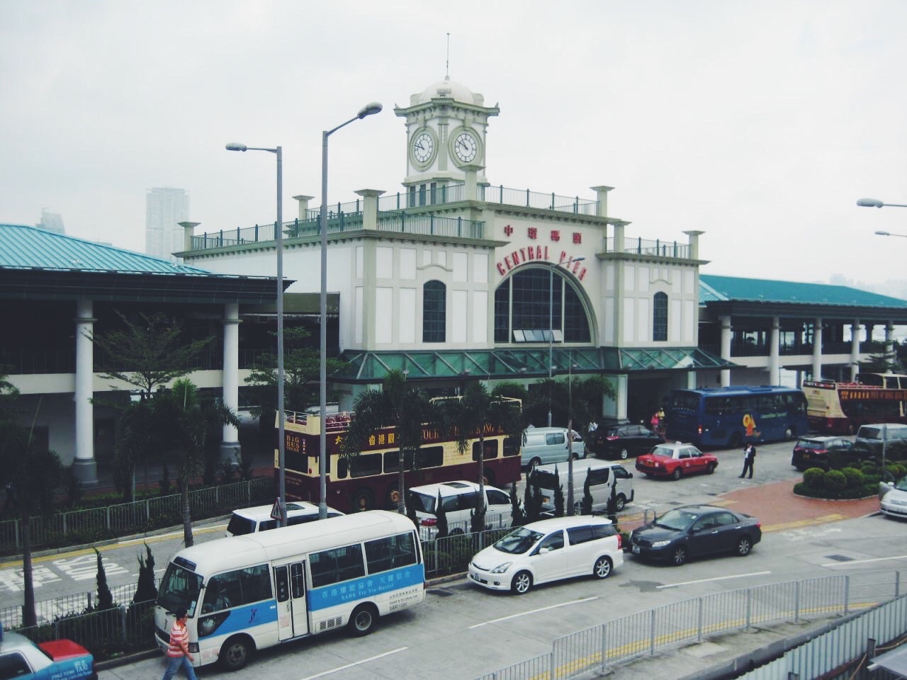 从香港市区去南丫岛首先要搭地铁去中环站，A出口出去右手边有个天桥，过了