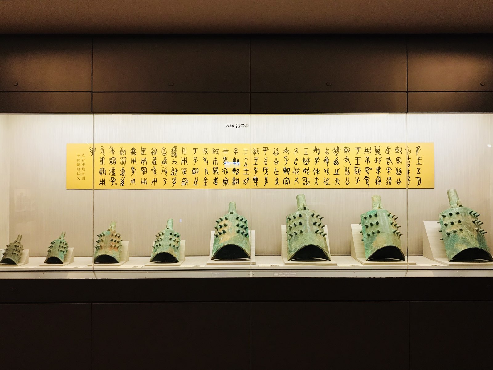 台北故宫博物院，最著名的是“故宫三宝”翡翠白玉、肉形石和毛公鼎，以及《