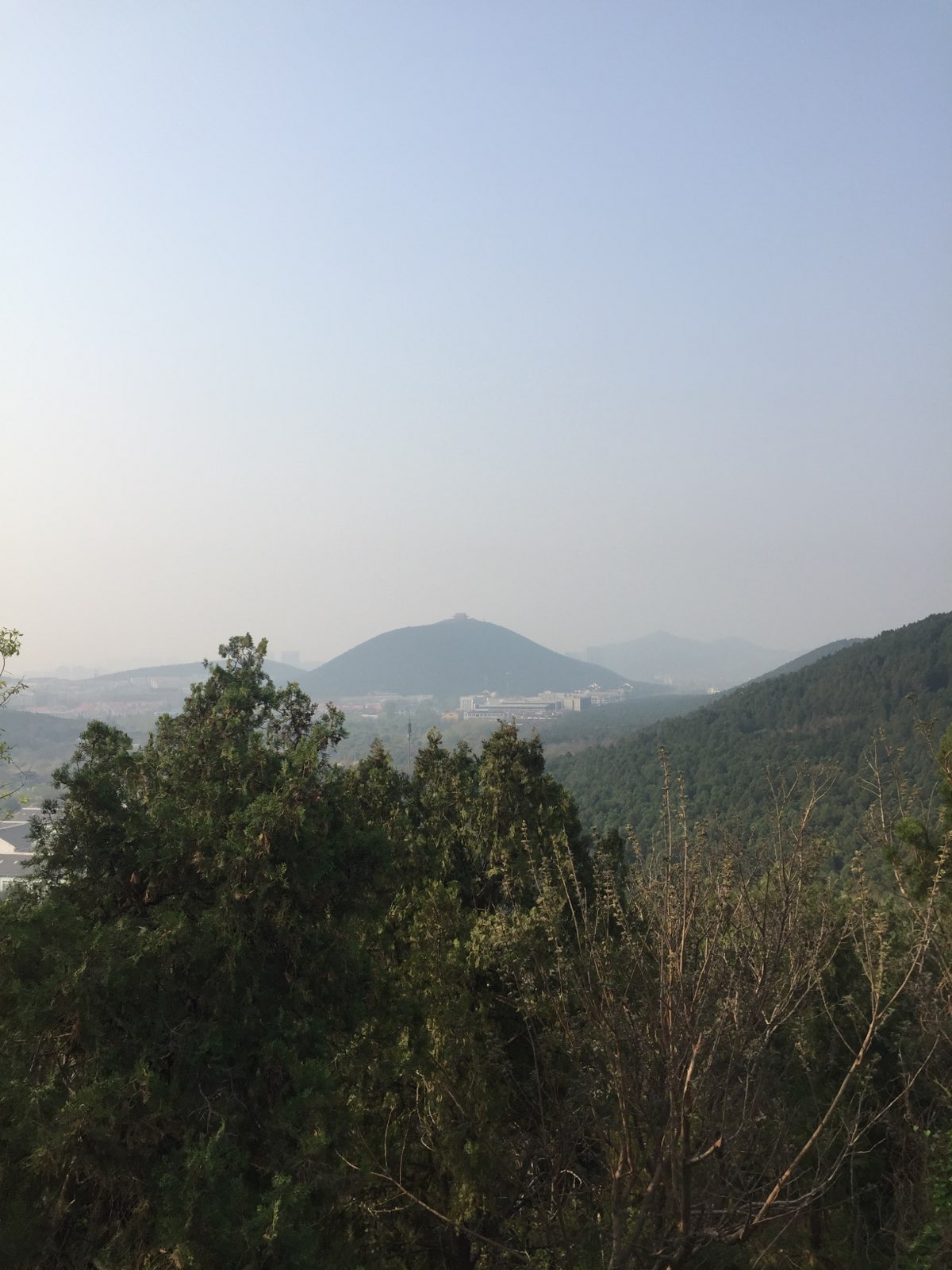 从山上可以俯瞰徐州全景 很漂亮 山也不是很高 爬山不累 景色很美