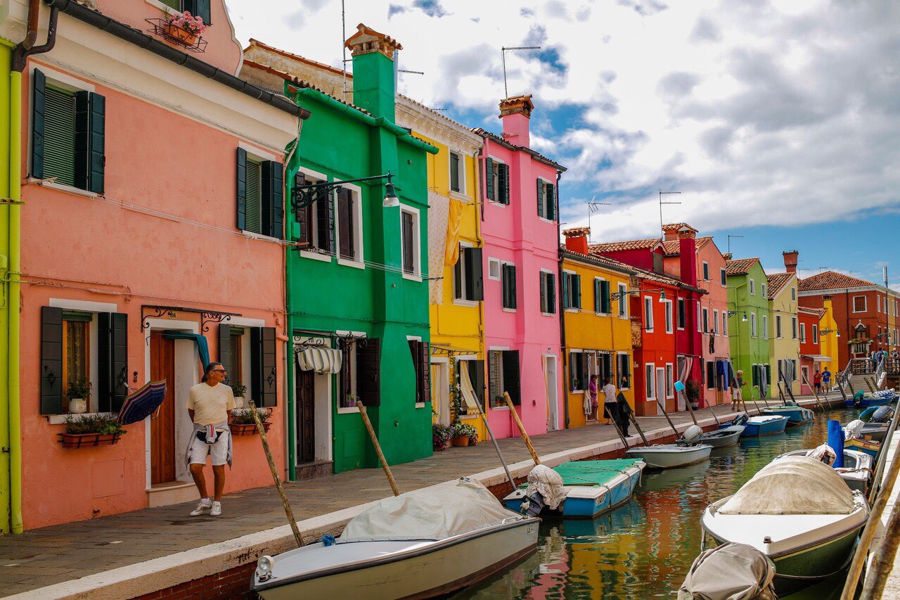 Burano又叫彩色岛，是渔村和编织花边的村庄，离威尼斯本岛约1戈小时