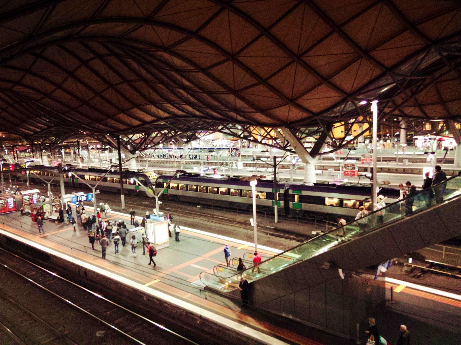 南十字星火车站，承担着墨尔本铁路总站的职责，包括了城际铁路，洲际铁路，