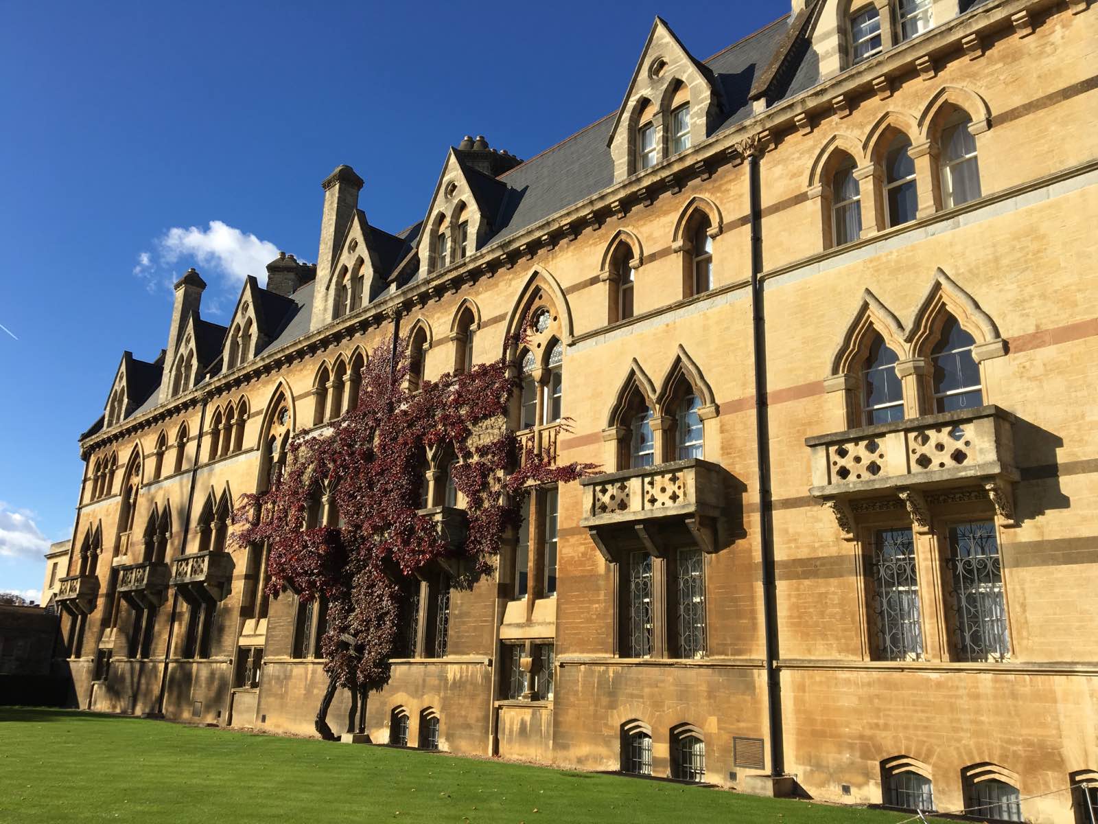 创立于1546年，是牛津大学最大、最贵族化的学院，也是唯一身兼主教座堂