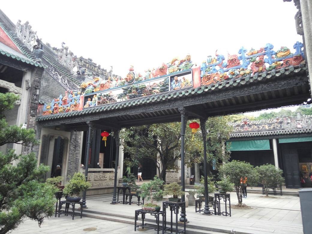 广州陈家祠，很美，很有文化底蕴，见识到不同的雕刻，砖雕，石雕，木雕，瓷