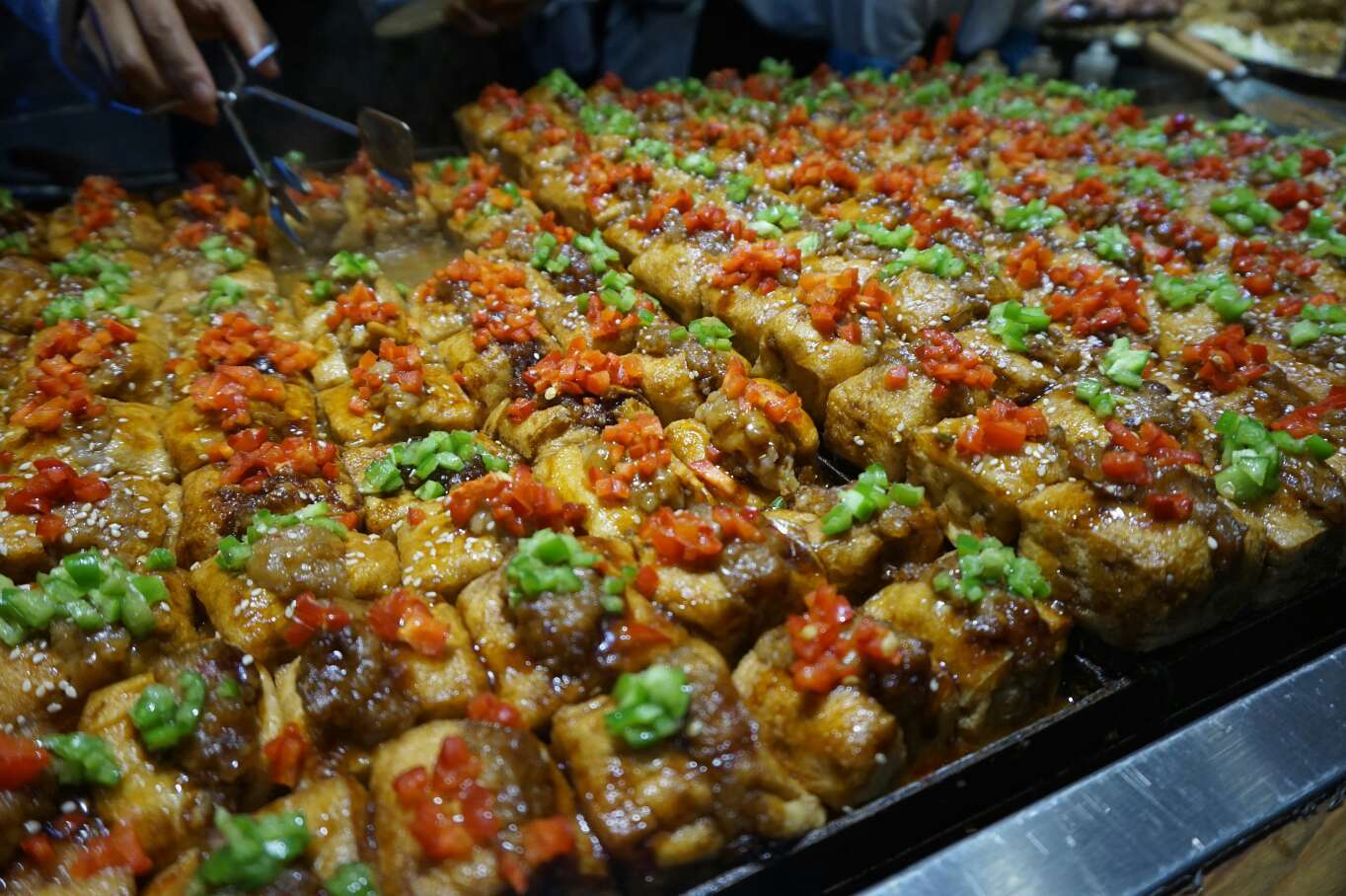 丽江古城·小吃城特色小吃都集中在小吃城里，你总能在这找到喜欢的小吃.夜