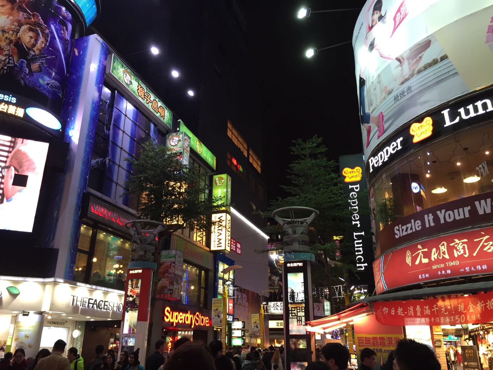 西门町街头非常繁华，会让我一度感觉自己在日本大都市的路口哈哈哈。吃喝玩