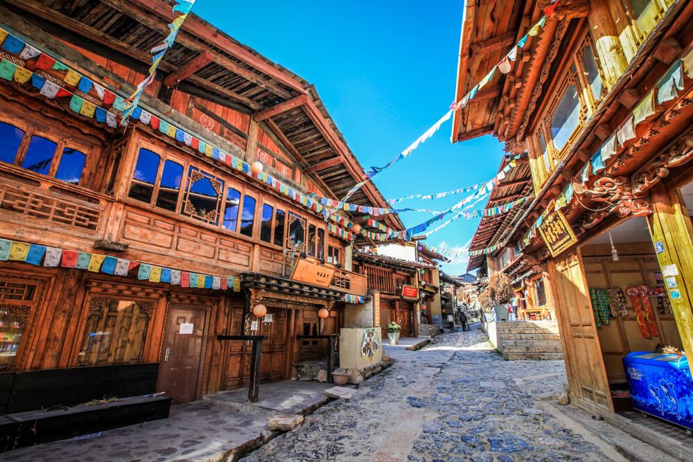 独克宗古城是中国保存得最好、最大的藏民居群，而且是茶马古道的枢纽，也称