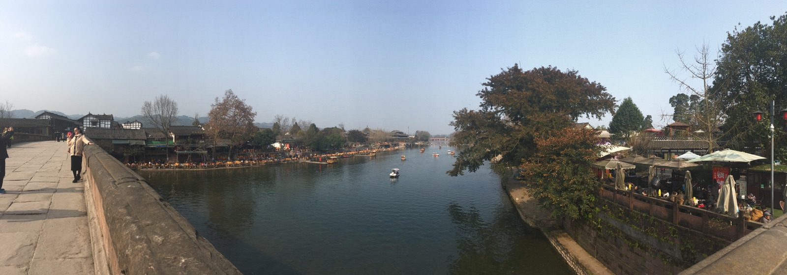 今天天气晴朗～平乐古镇的河边感觉不错～喝茶休息～
