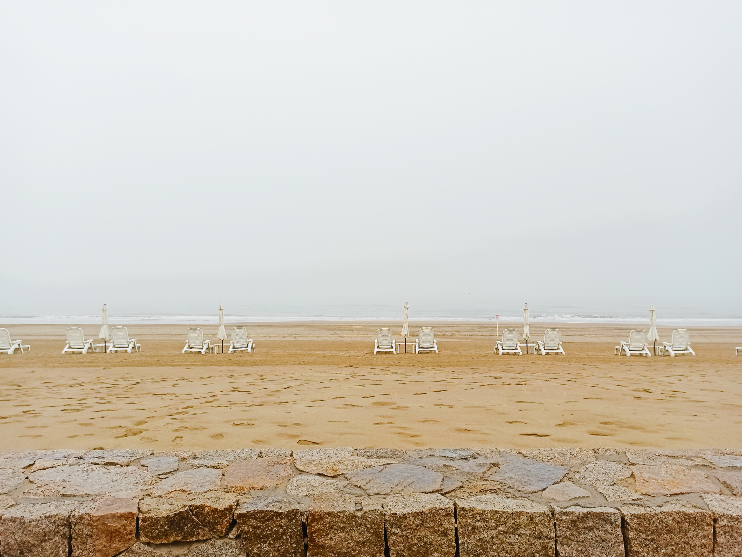 阿那亚，除了礼堂和沙滩，还有细雨，轻雾，海浪，复古海报_阿那亚
