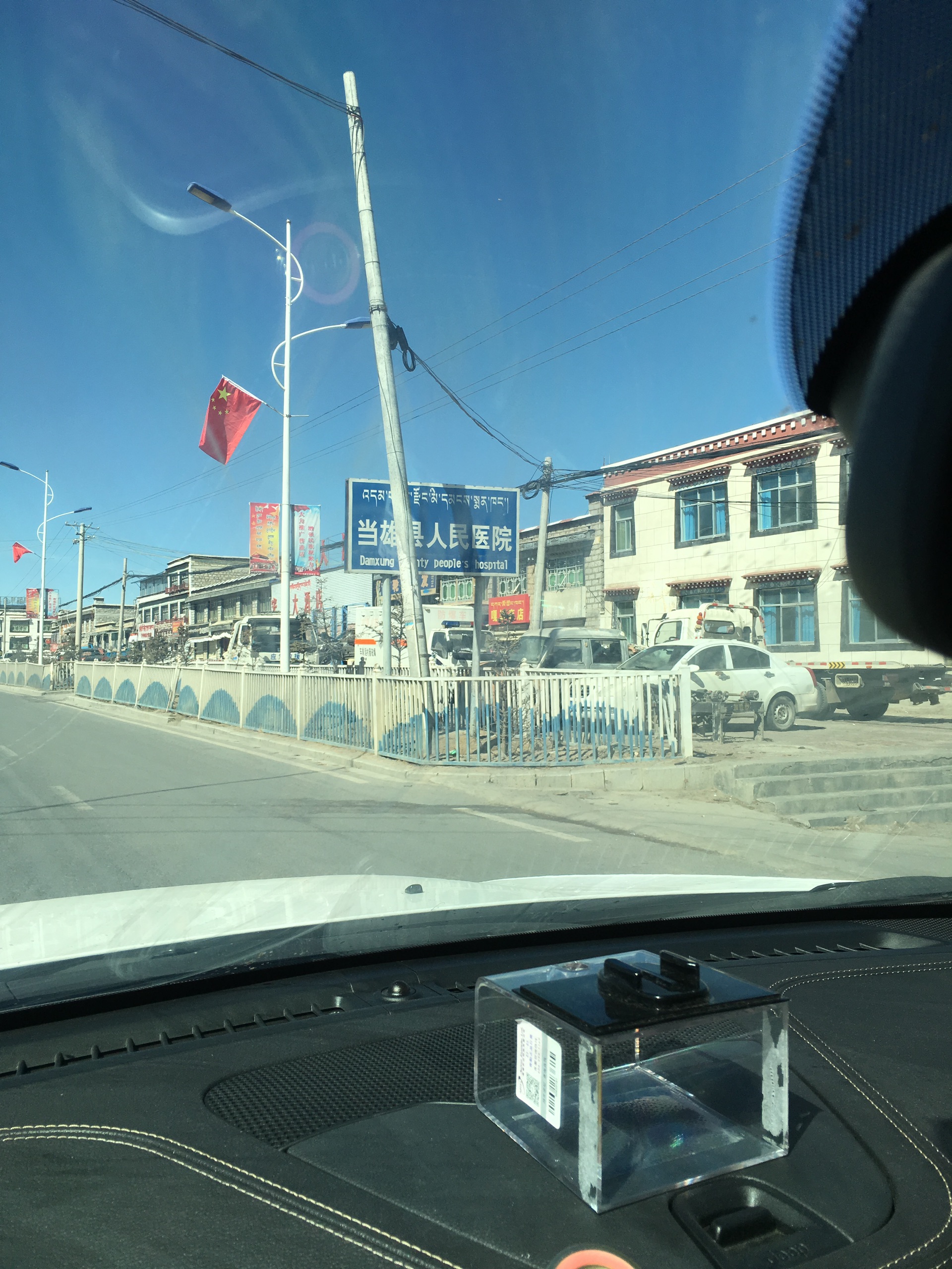 西藏之行的30天内，我一个人自驾，几乎没有人搭车。快到当雄县时主动载了一位女性