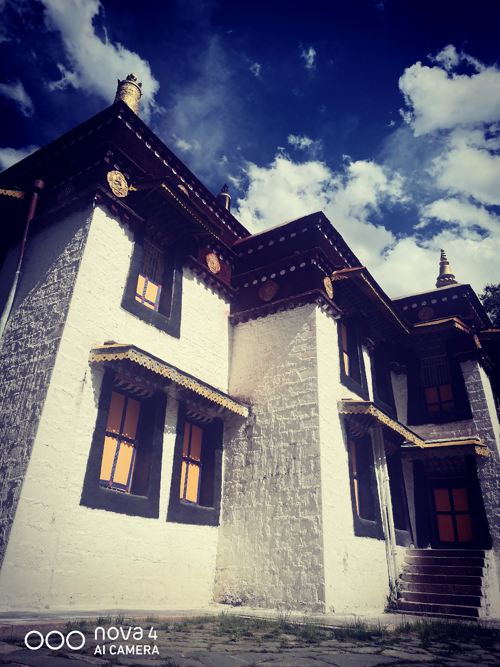 罗布林卡一个体现藏族地区的王家园林风格，历史悠久  景色宜人