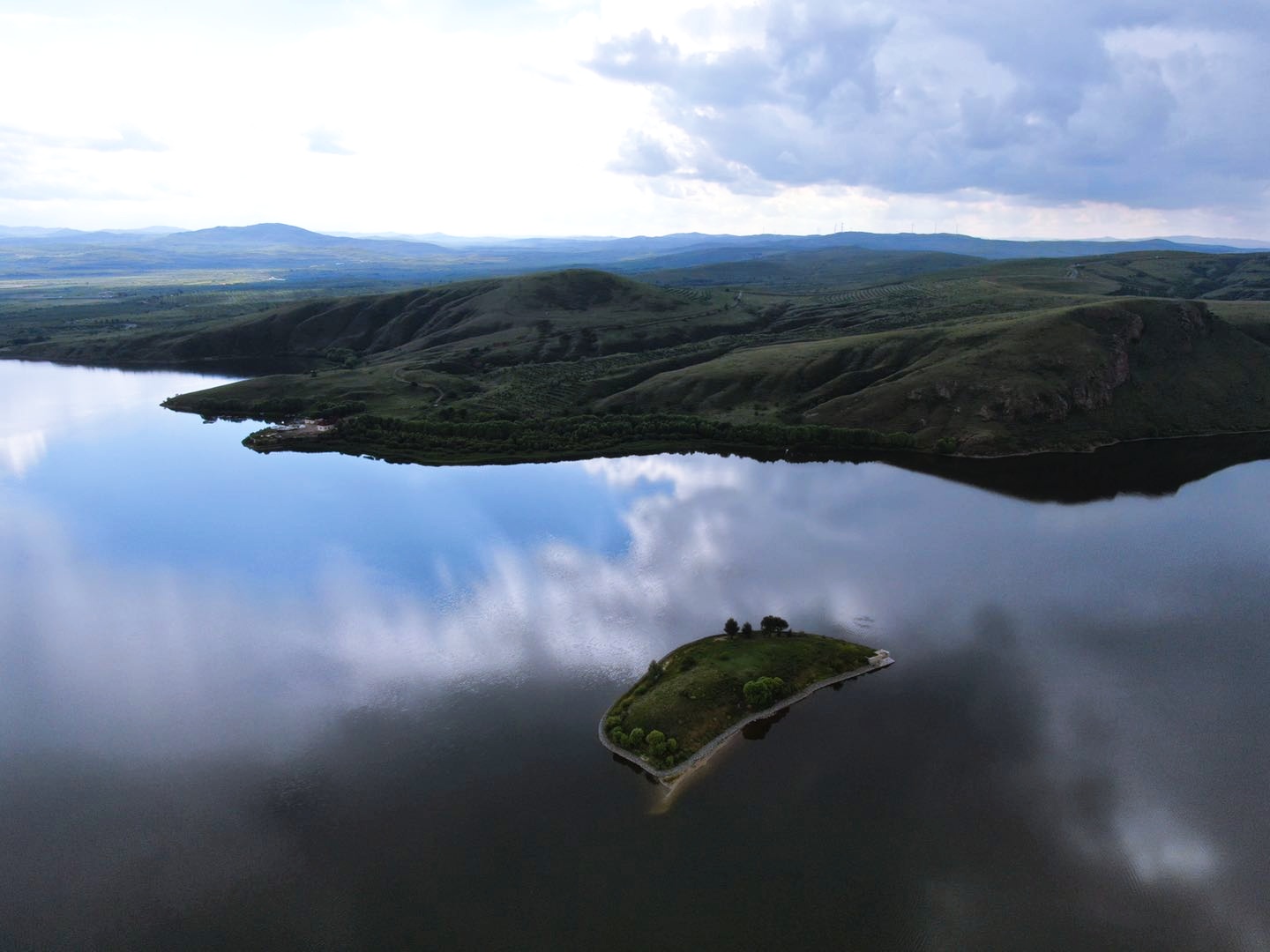 美丽的多伦湖既壮观又秀美的立体画卷，自驾环湖一圈三小时左右