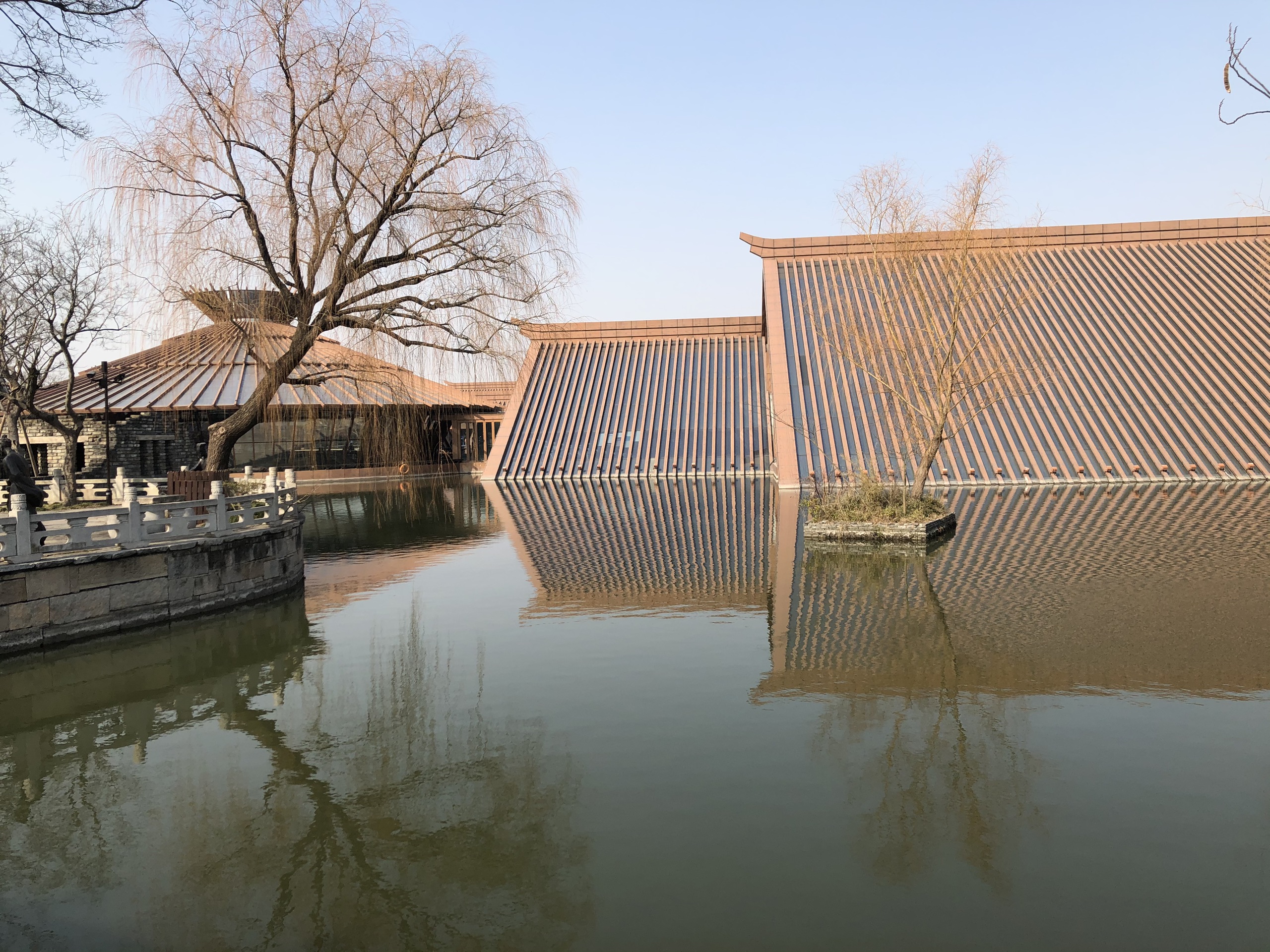 打卡广富林_广富林是新石器时代东周时期的遗址，其中最值得看的文化展示馆的建筑，是人工湖水下建筑