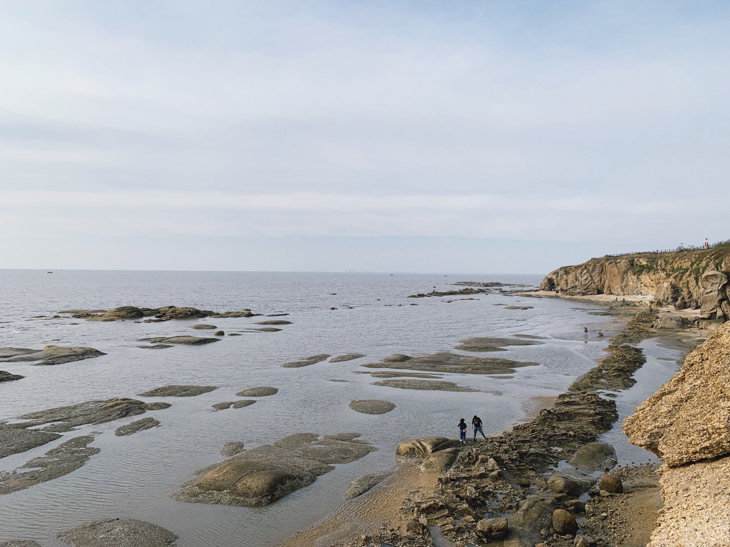 辽宁团山国家级海洋公园-海岸线遍布各种巨石，近看又像是凝结的大块沙土