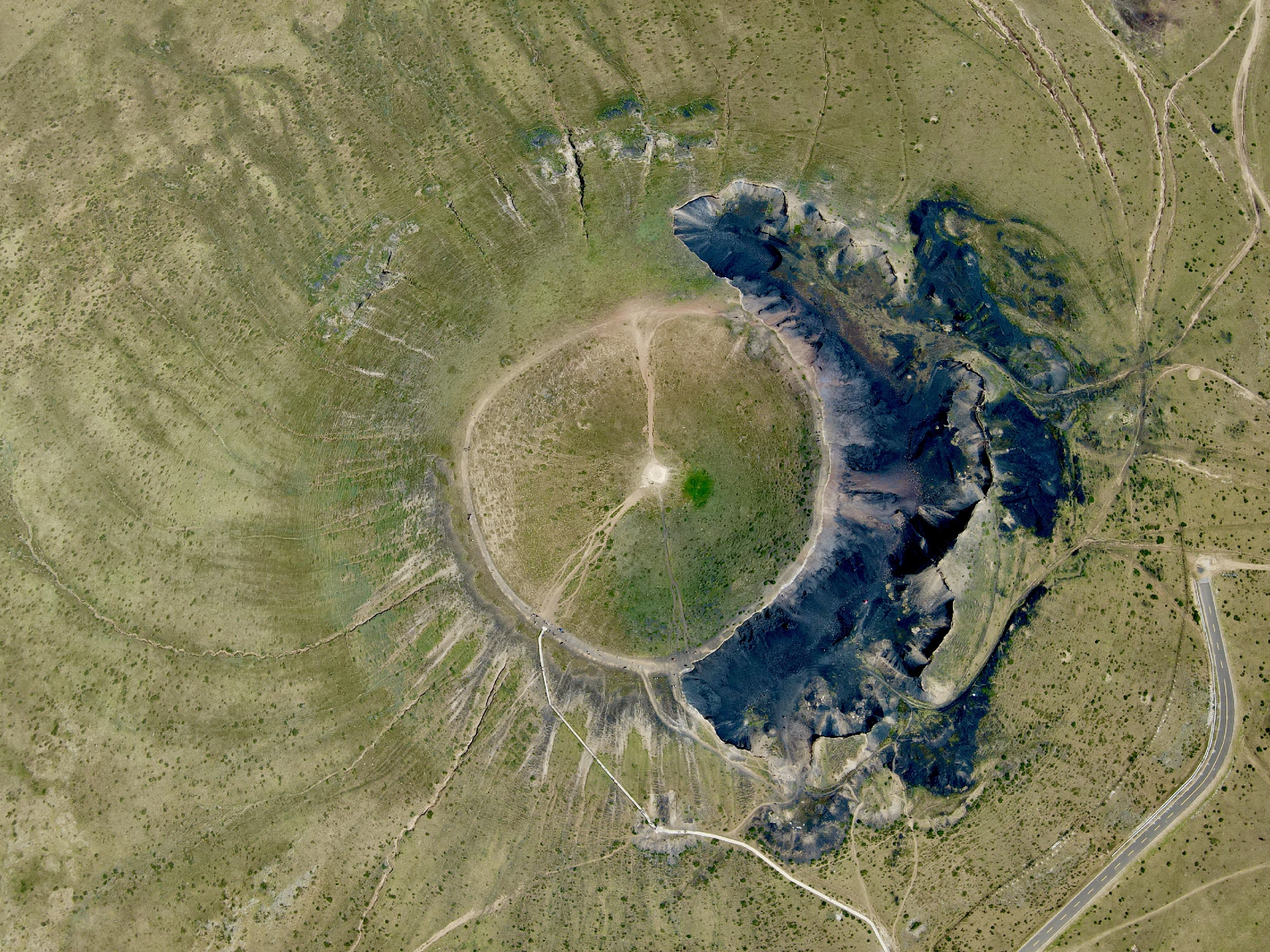 乌兰哈达火山，是一座休眠活火山，这里不仅有草原风光，还有暗黑系的风景