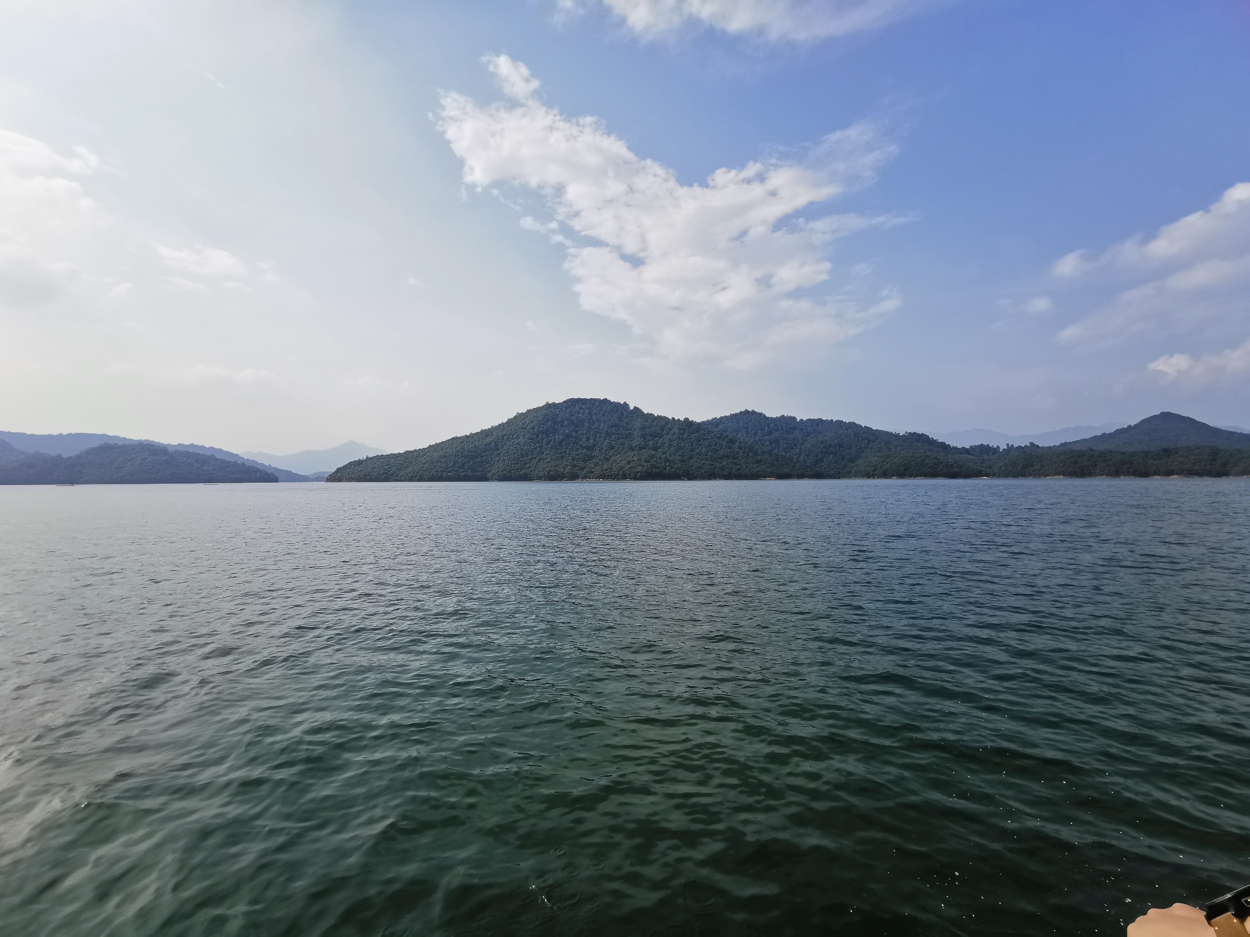 黄山市太平湖-湖面上很凉快，如果泛舟湖上，比坐大的游船匆匆上岛游览更为舒服