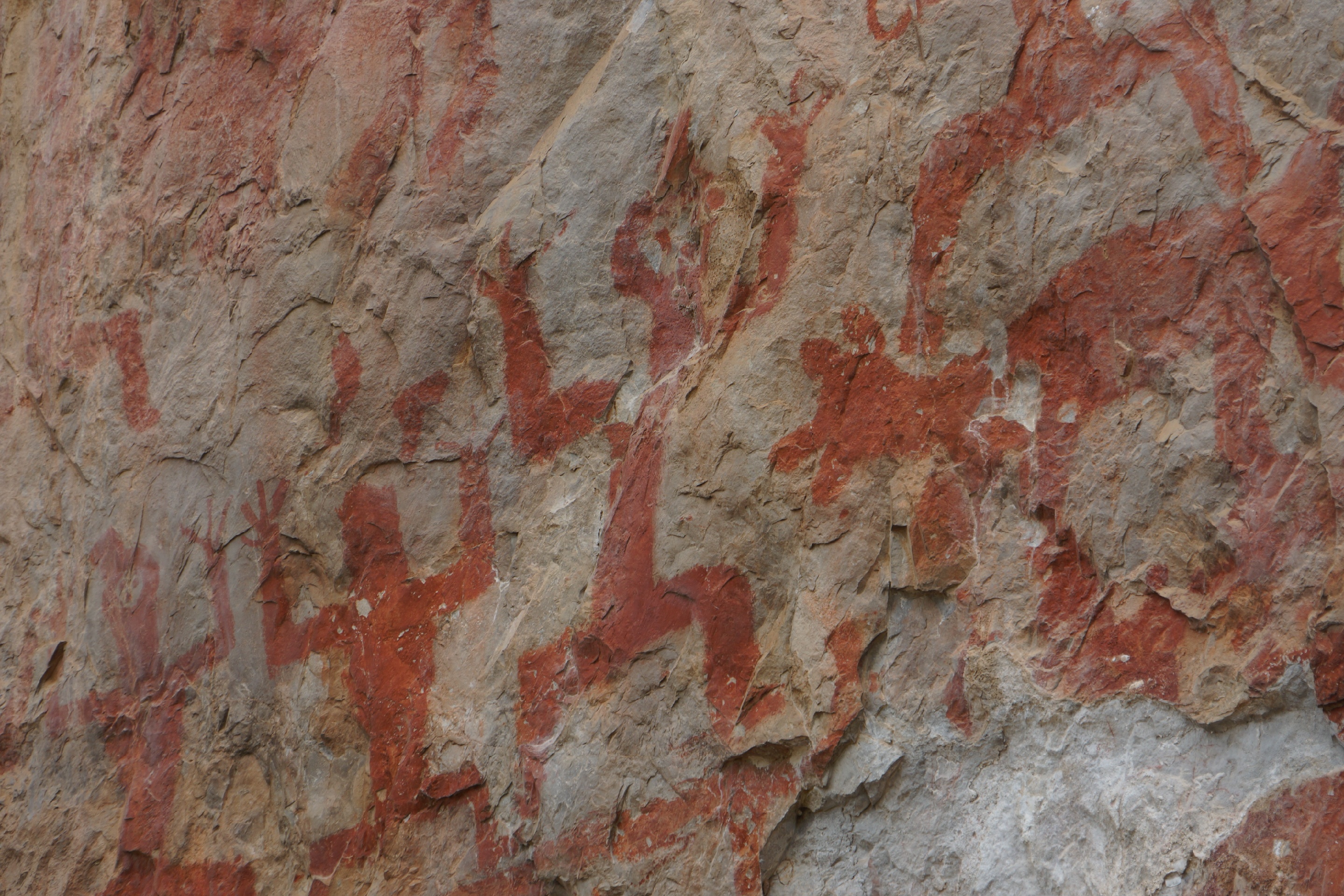 花山岩画以蹲式人形为主，主要体现祭祀场面，描绘了大量的人物-花山岩画景区