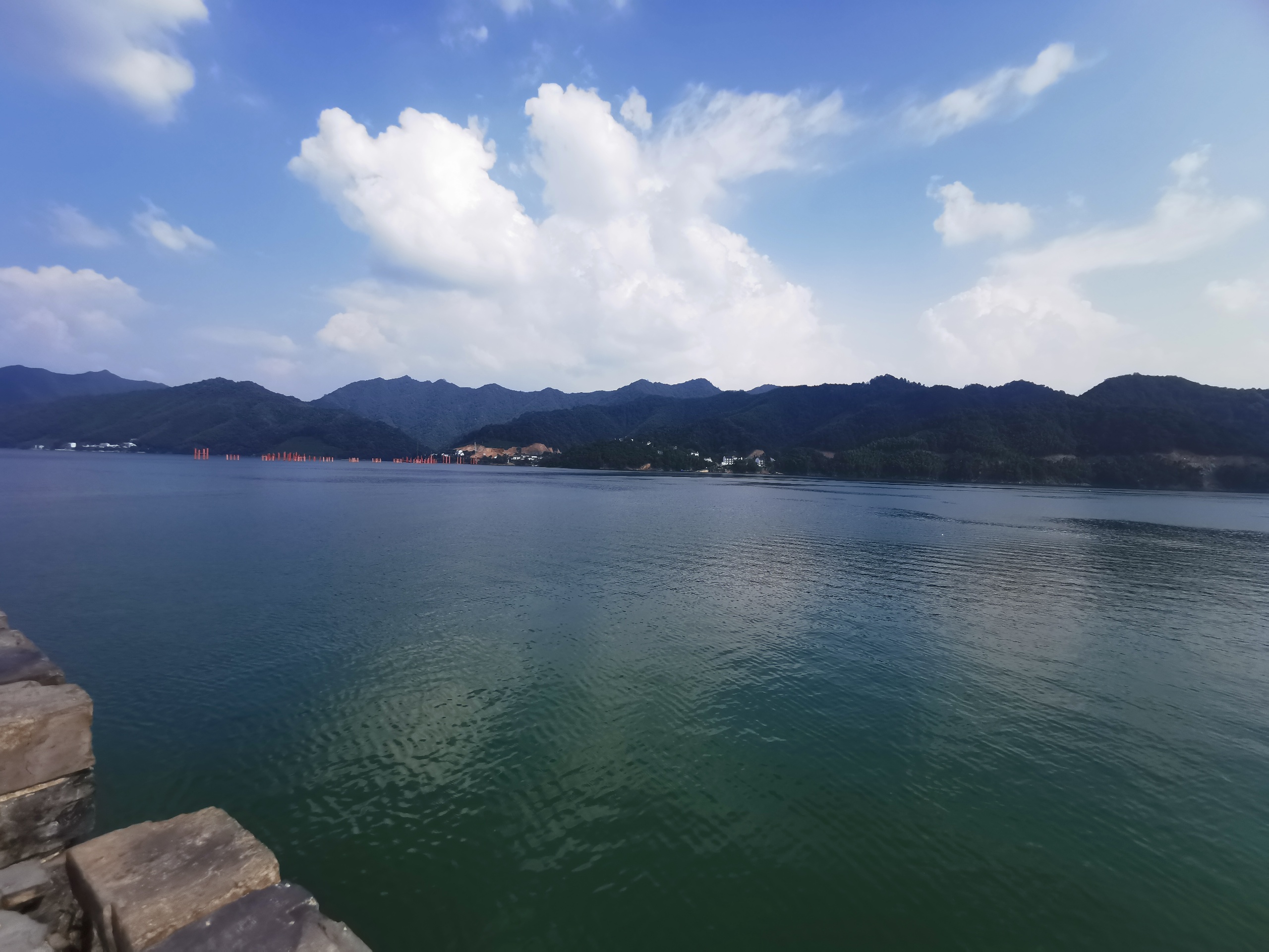 黄山市太平湖-湖面上很凉快，如果泛舟湖上，比坐大的游船匆匆上岛游览更为舒服