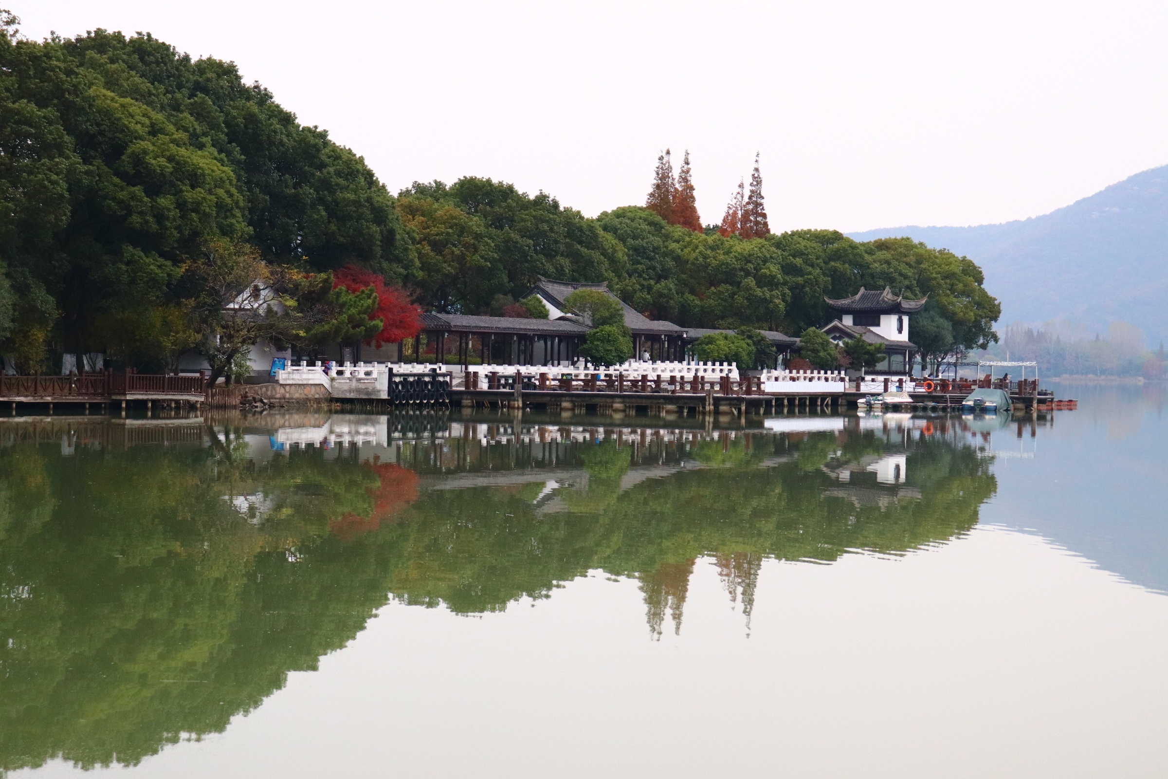 特色推荐:尚湖内有水上森林，做竹筏可观赏。秋天很漂亮
