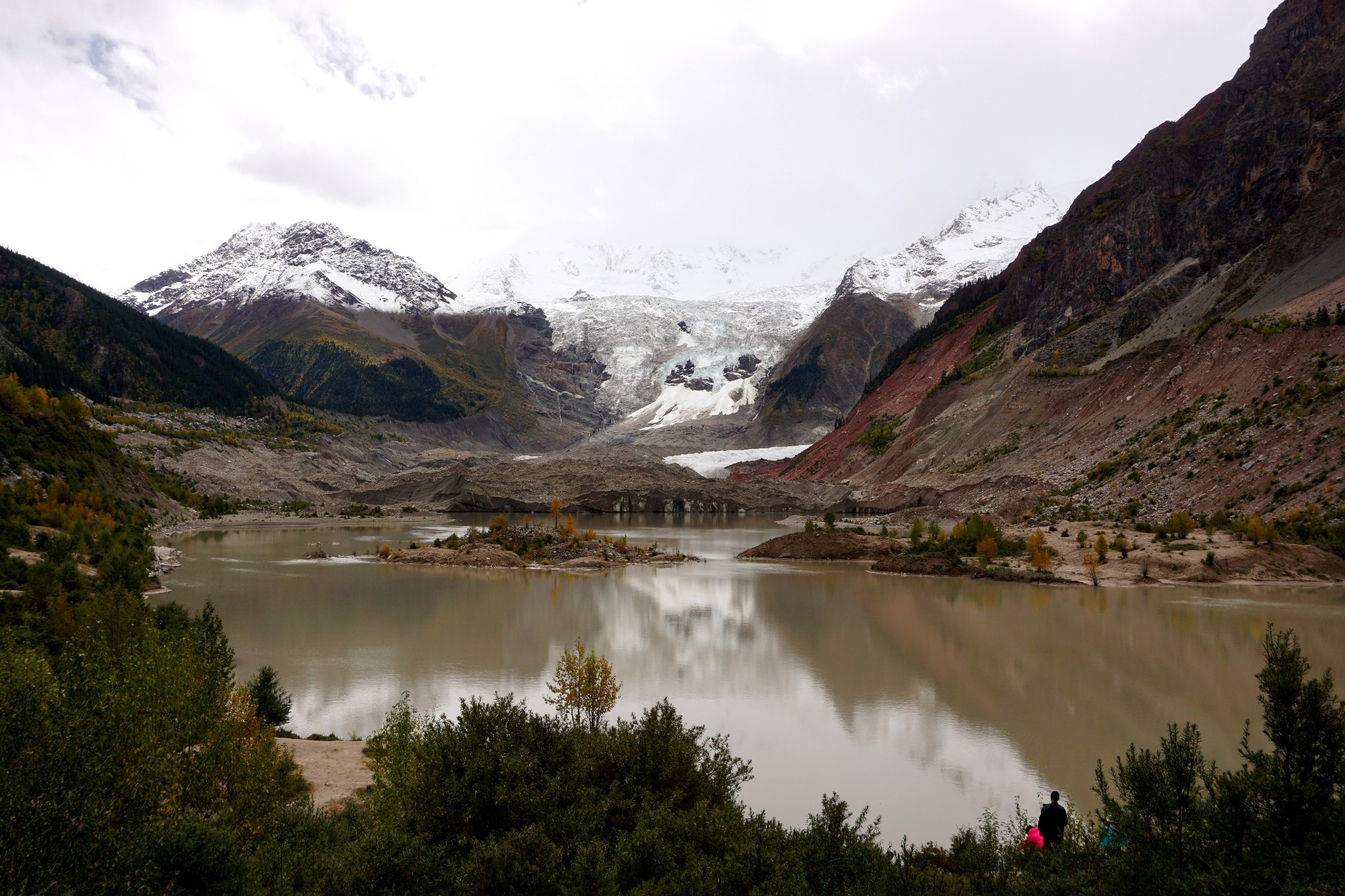 米堆冰川靠近川藏公路，规模大，进入方便，是藏东南海洋性冰川的典型代表