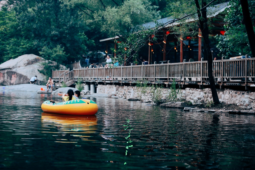 在北京炎热的夏天里，撑一艘小船，飘荡在神堂峪澄澈的清溪里是什么体验_神堂峪自然风景区