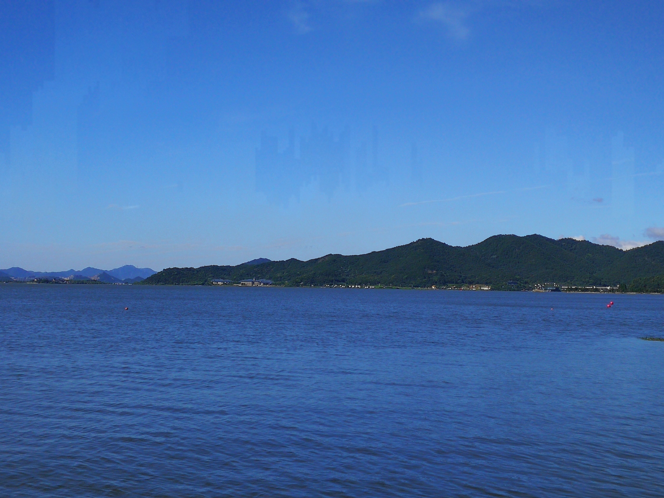 东钱湖景色秀美，又被称为第二个洱海，环湖的酒店、度假村及民宿多多