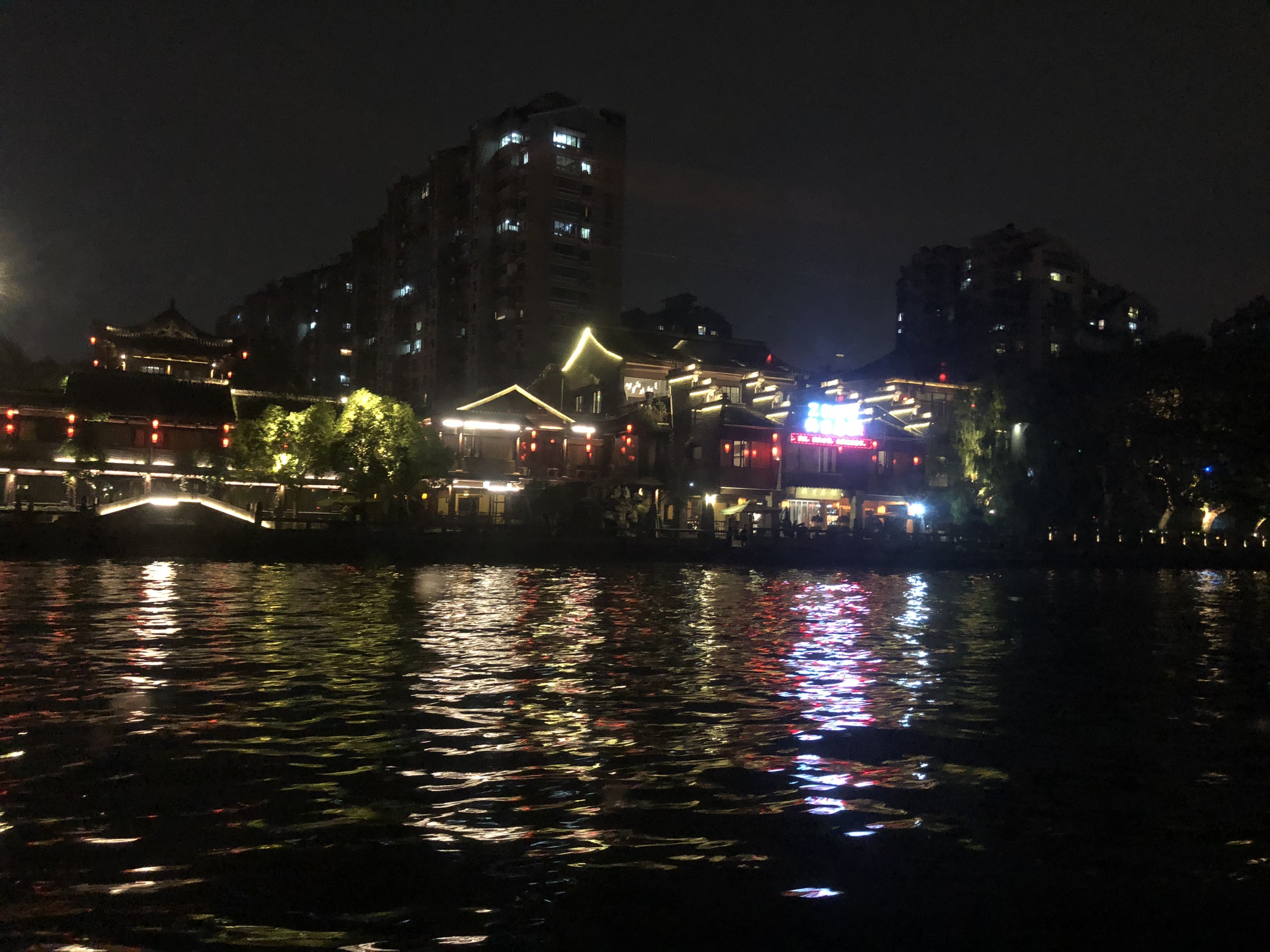 坐船游杭州京杭大运河看两岸夜景
