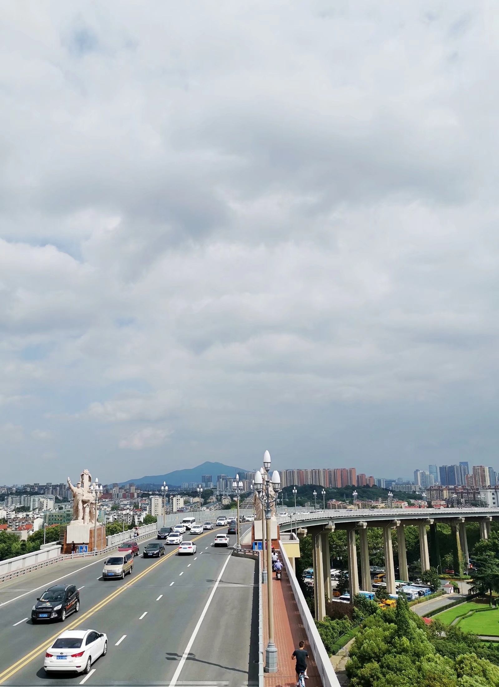 南京长江大桥_具有极大的经济意义、政治意义和战略意义有“争气桥”之称