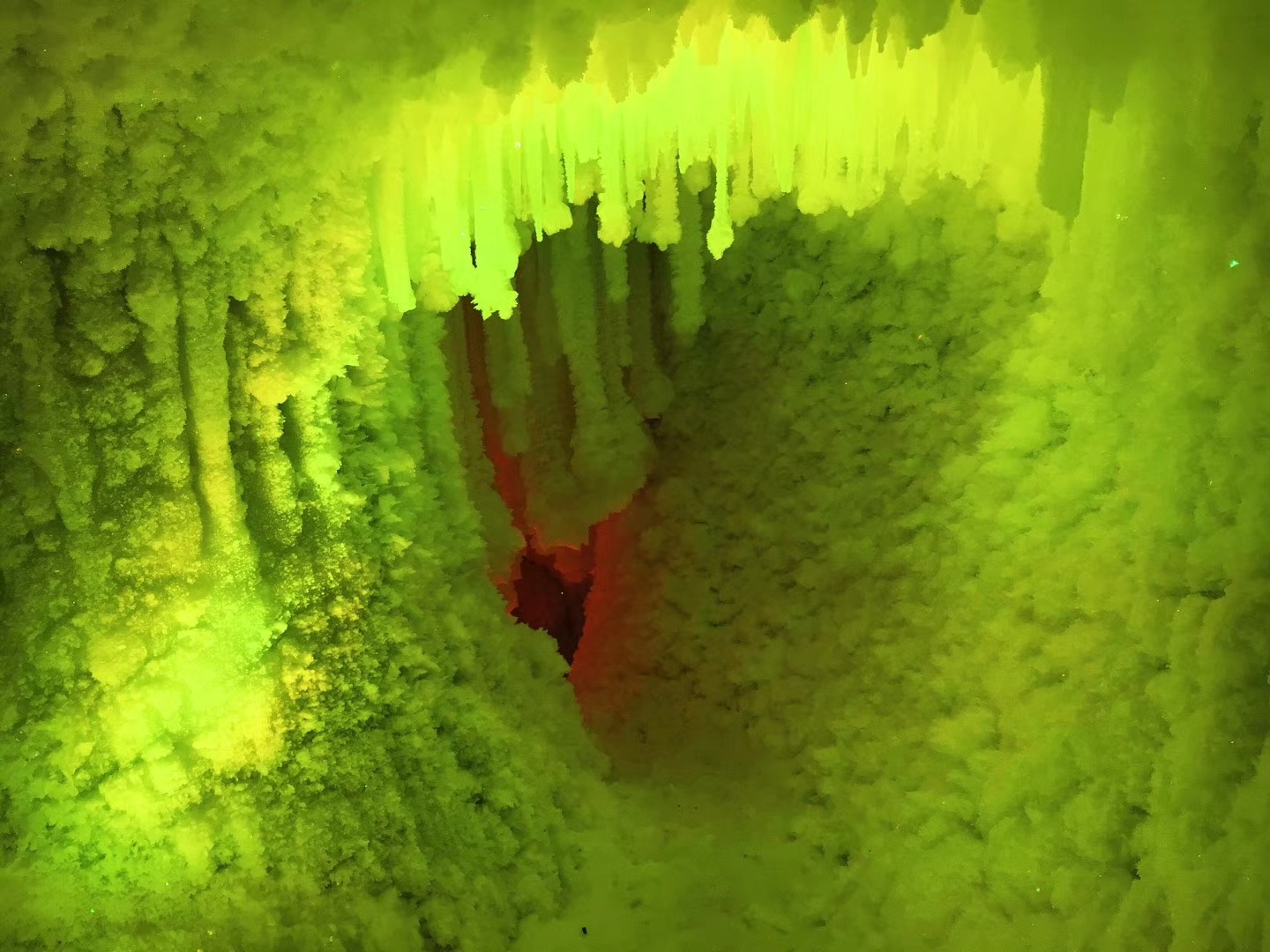 山西宁武有个万年冰洞，其洞冰天雪地且色彩斑斓，令人着迷。