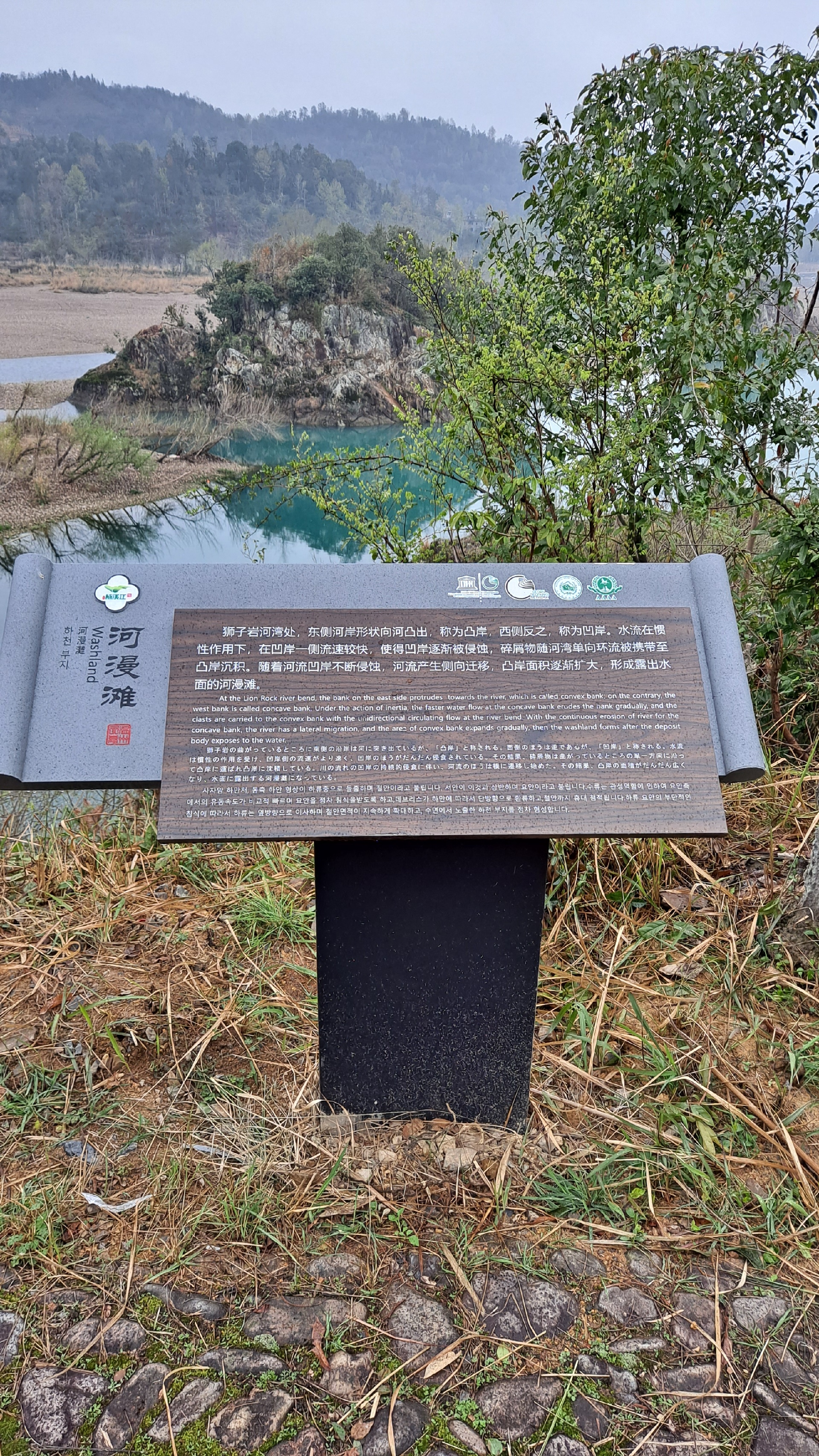 狮子岩·楠溪江_据当地人说，与以往比狮子岩没落了很多但景色还是很迷人的