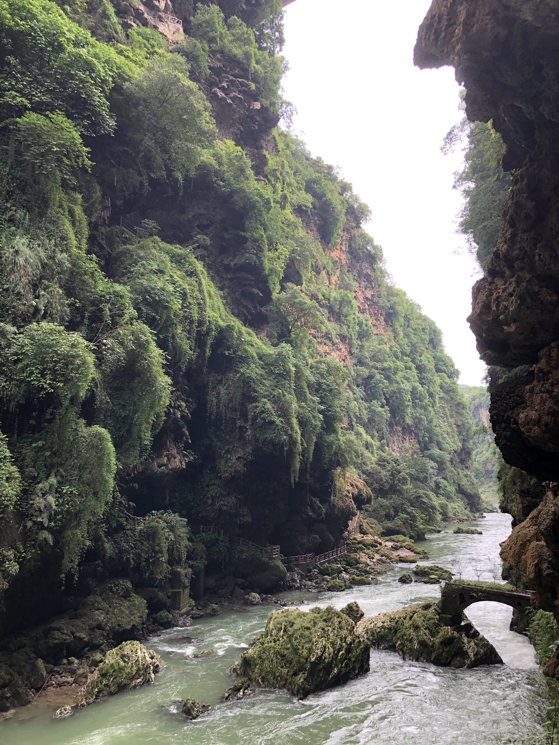 马岭河峡谷的瀑布不错哦_贵州现在所有的A级景点全部免门票！！