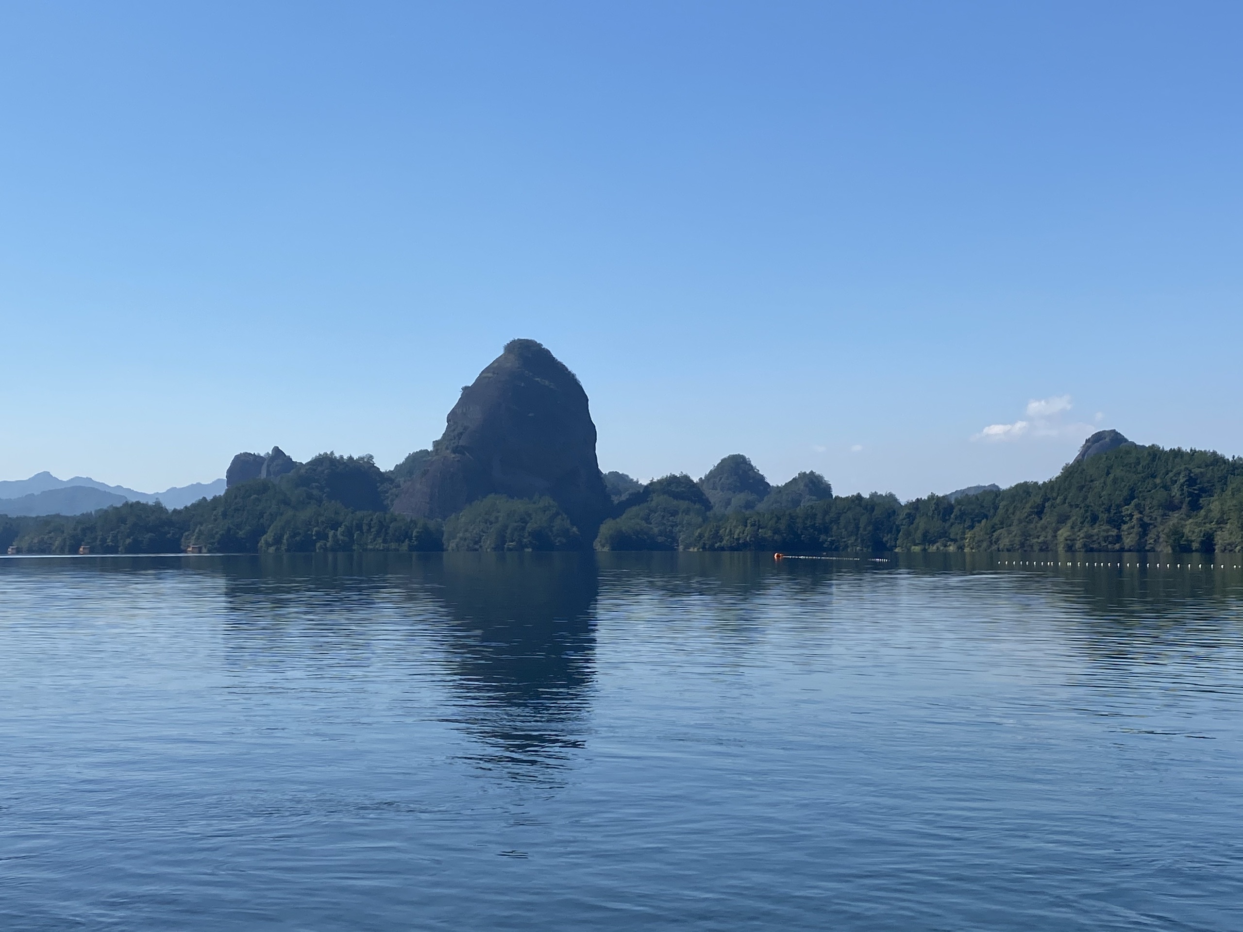 天柱峰-湖面上的风景特别好，坐着船晃悠悠