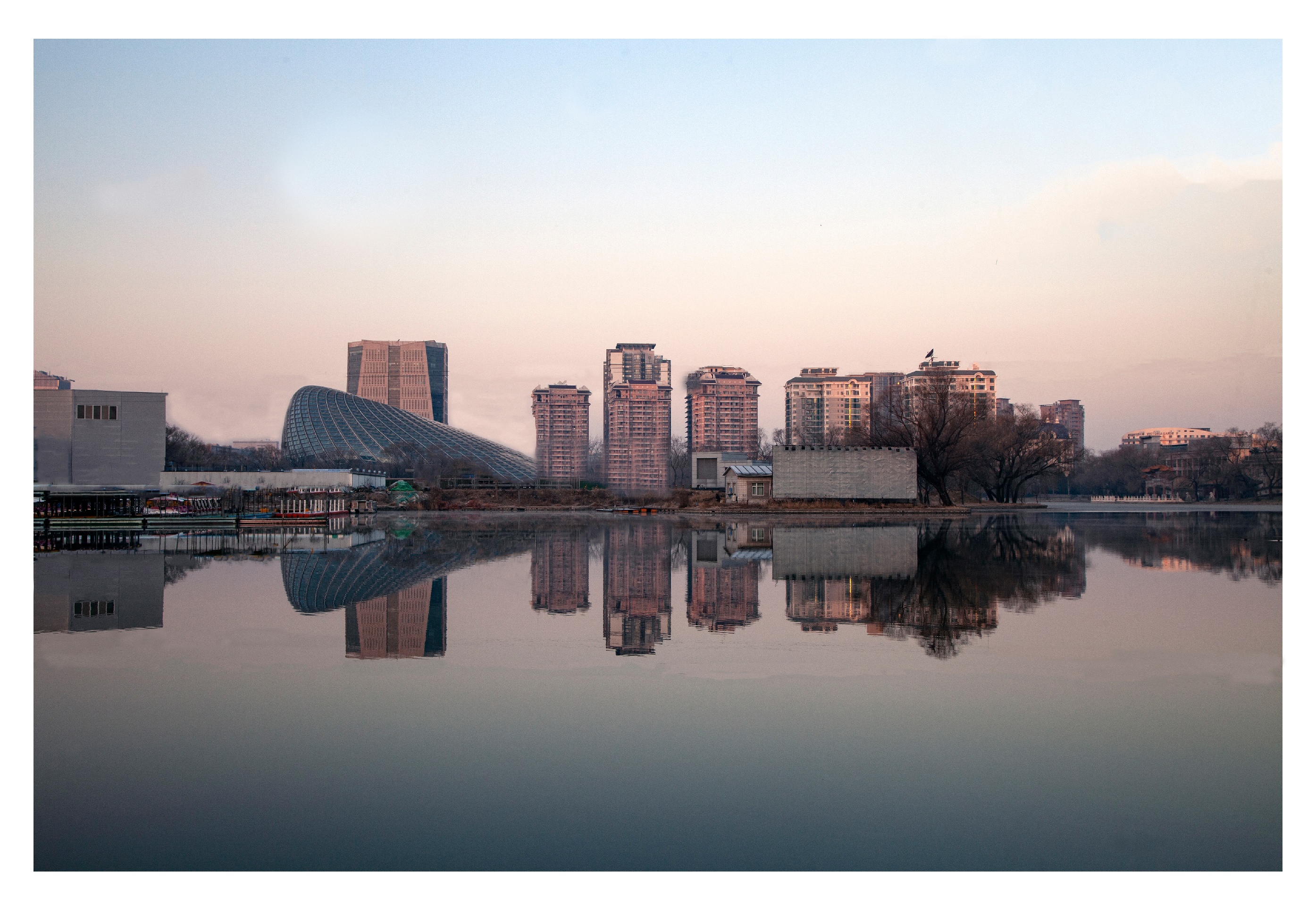 北京朝阳公园冬日里的湖光倒影
