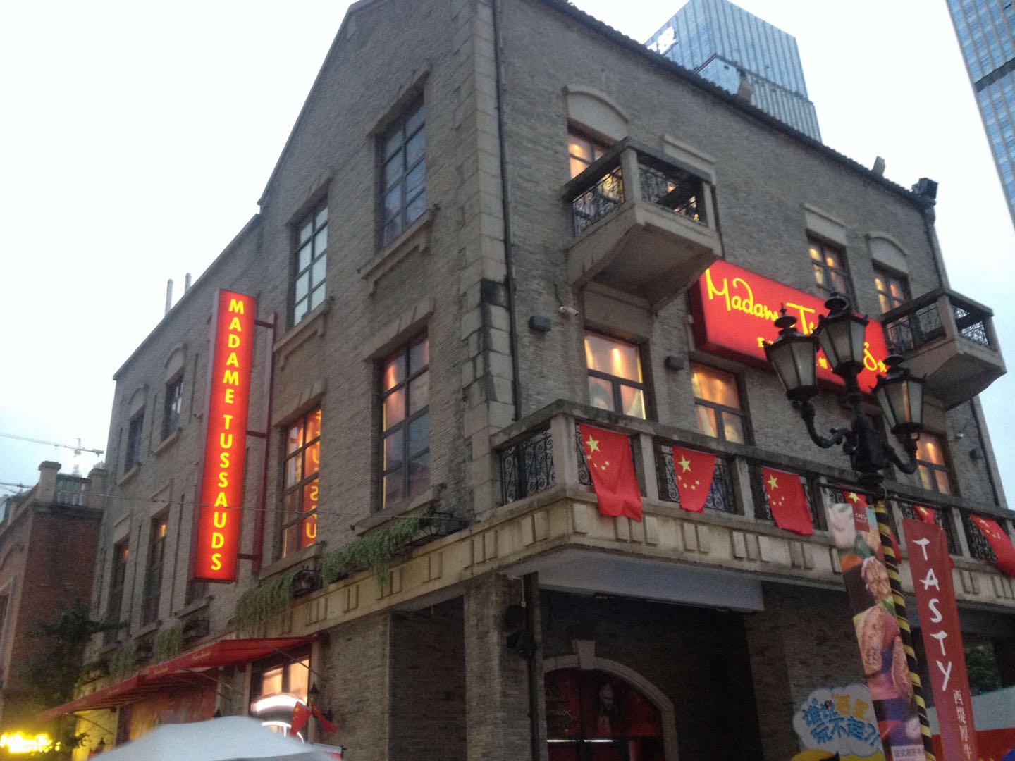 楚河汉街名字很有新意，实际是个拍照的古巷，民国建筑较多，夜景还行
