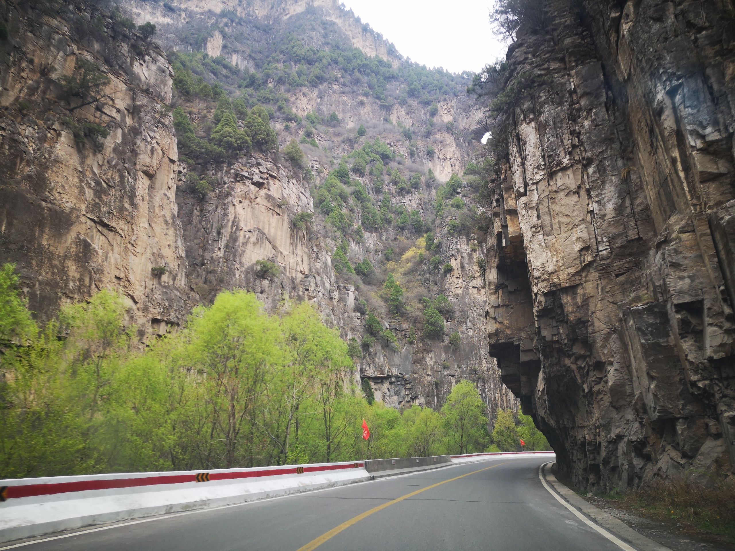 太行山大峡谷八泉峡景区长治周边的旅游景点多以峡谷和奇特的地势风貌为主